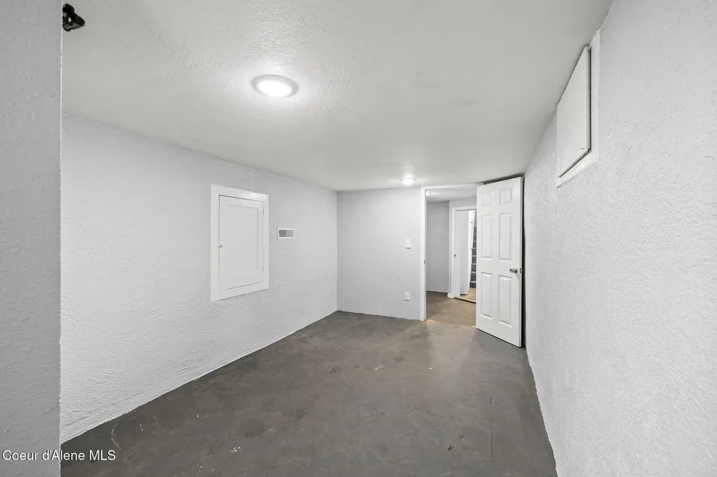 309 1/2 W Yellowstone Avenue Osburn ID 83849