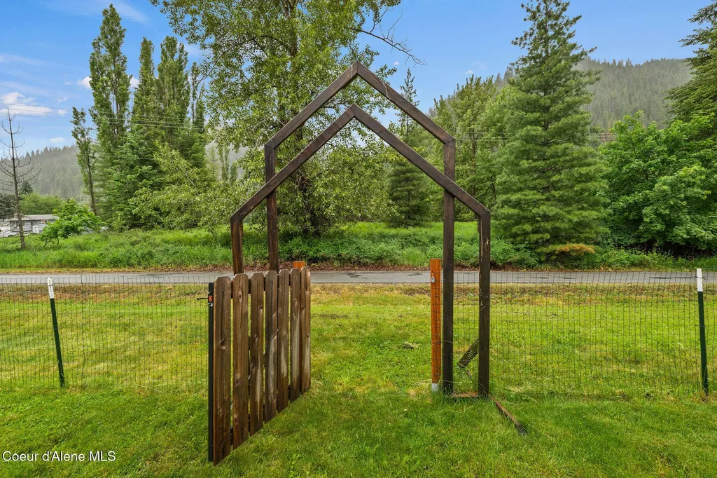 309 1/2 W Yellowstone Avenue Osburn ID 83849