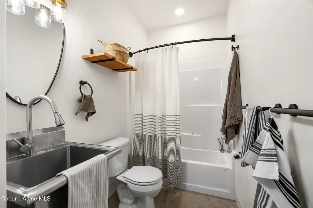 211 Daybreak Drive Sandpoint ID 83864