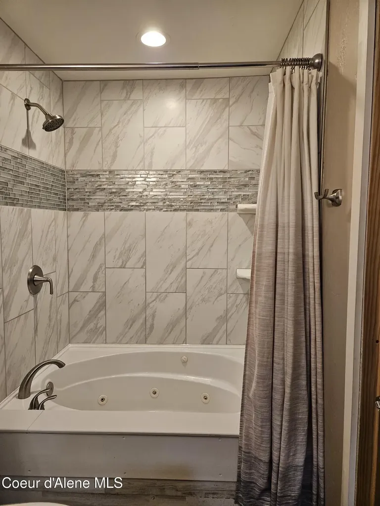 1822 Kootenai Trail Road Naples ID 83847