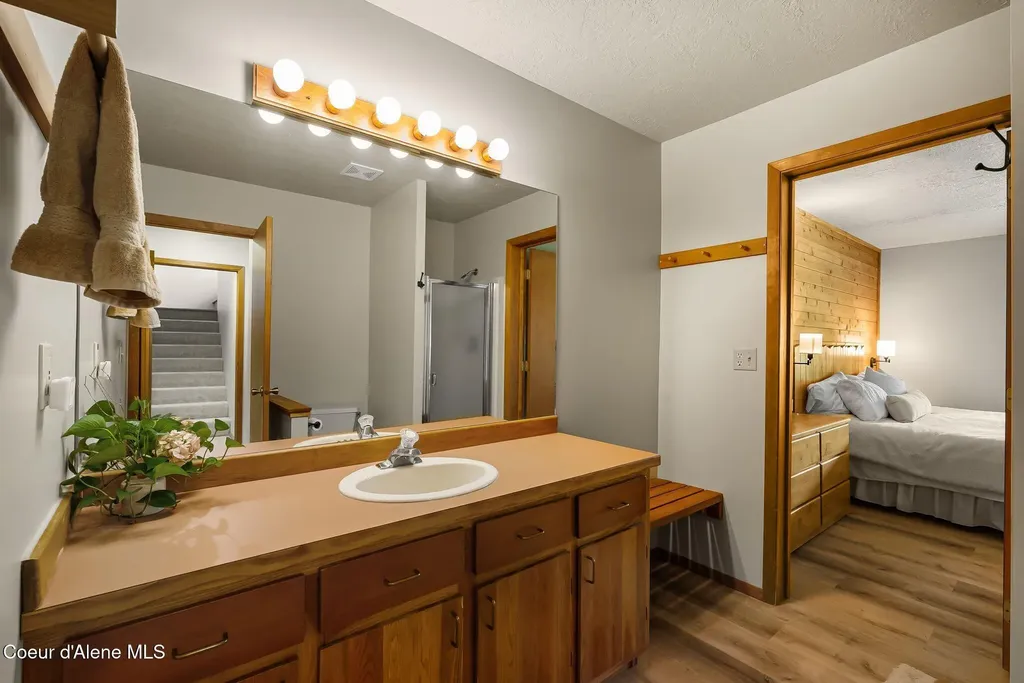 460 Whiskey Jack Circle Sandpoint ID 83864