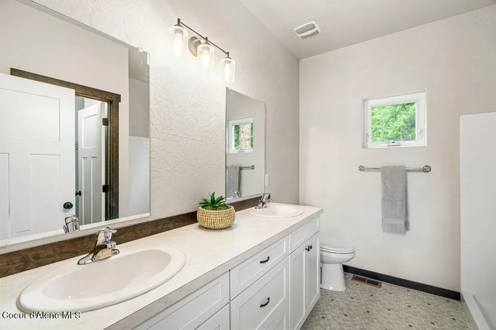 5989 W Fredrick Loop Spirit Lake ID 83869