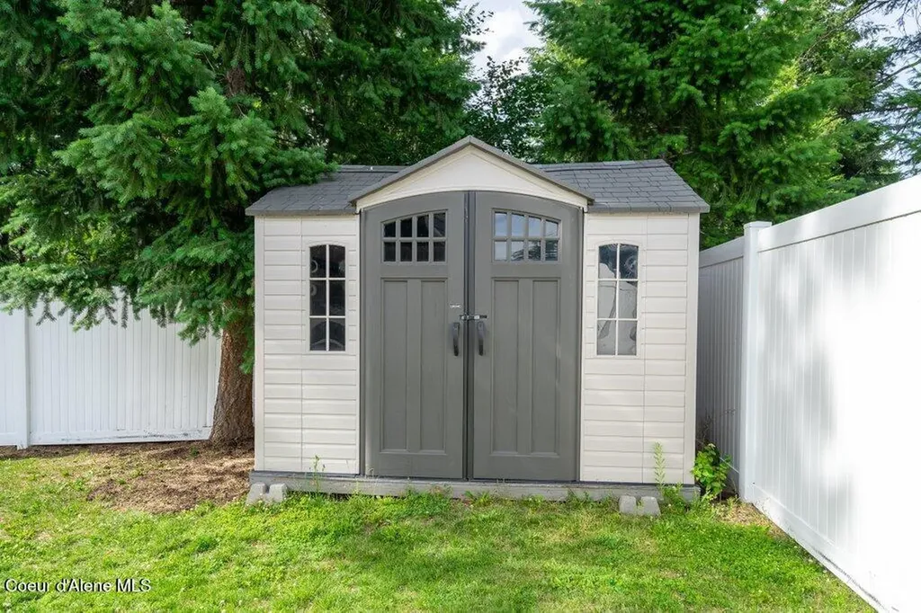 5989 W Fredrick Loop Spirit Lake ID 83869