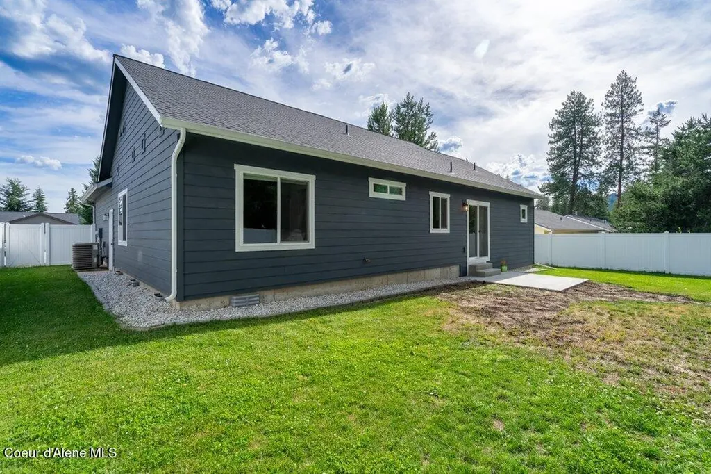 5989 W Fredrick Loop Spirit Lake ID 83869