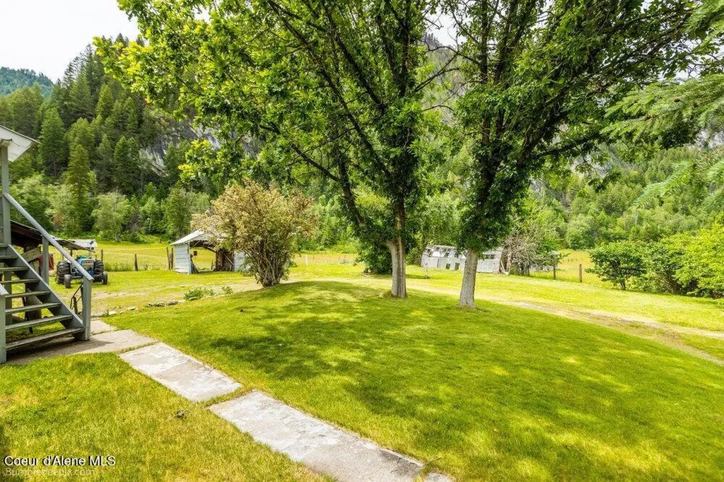 4345 Wilcox Road Northport WA 99157