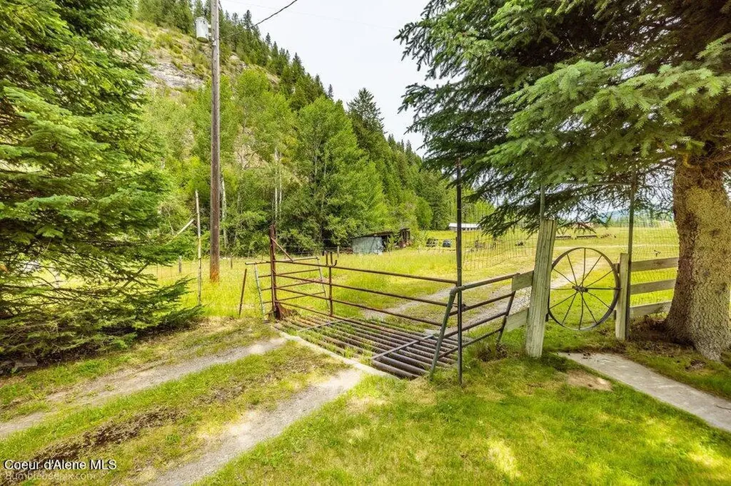 4345 Wilcox Road Northport WA 99157