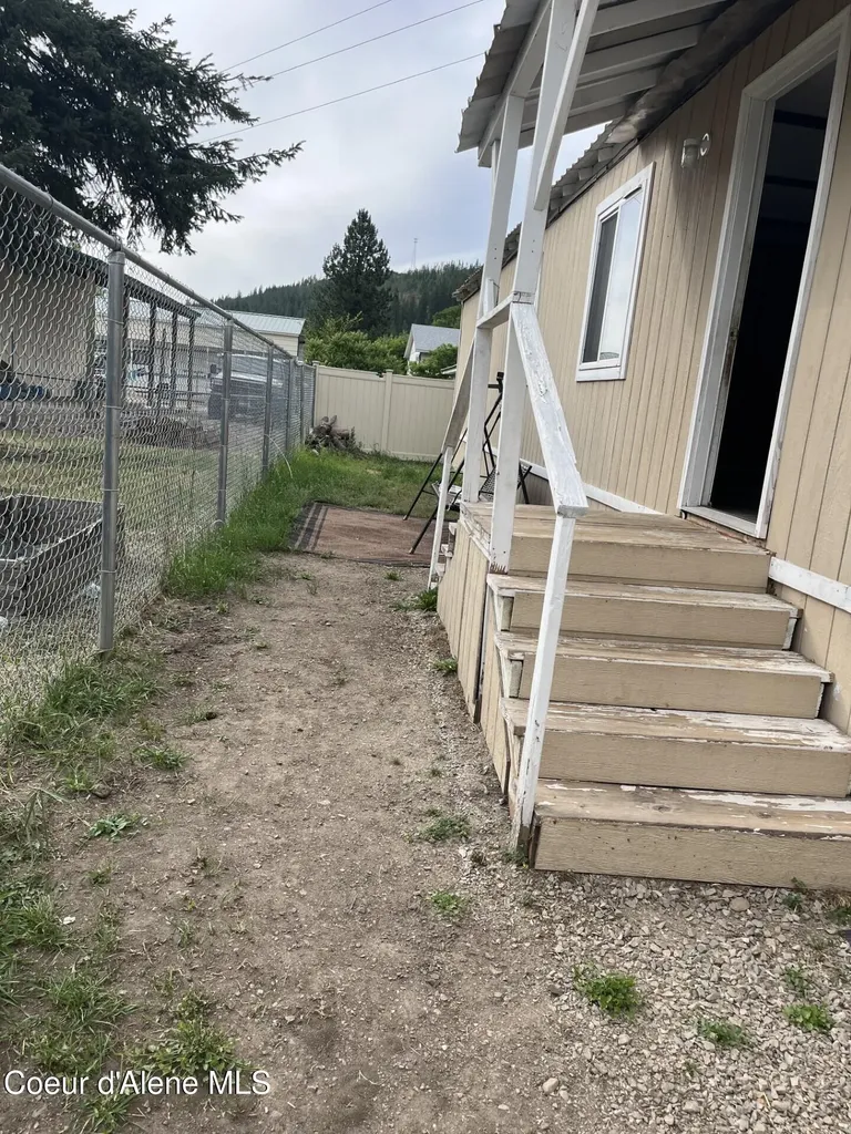 102 N 3rd Street Pinehurst ID 83850