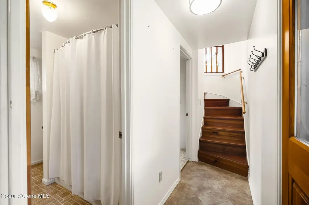 523 Big Hill Hope ID 83836