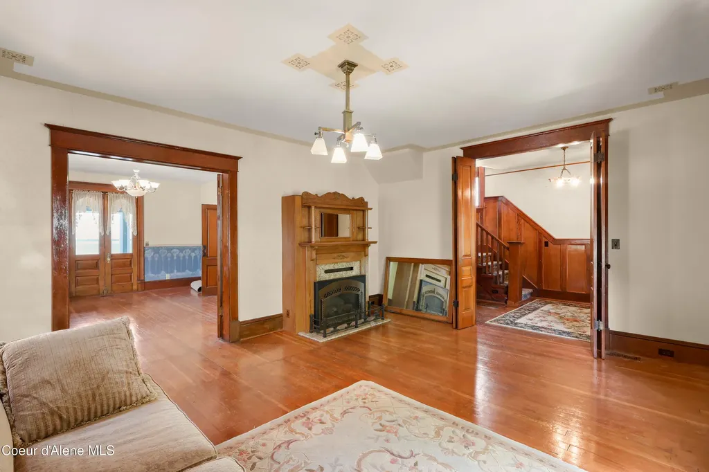 211 2nd Street Wallace ID 83873