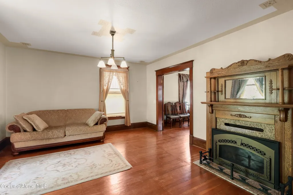 211 2nd Street Wallace ID 83873