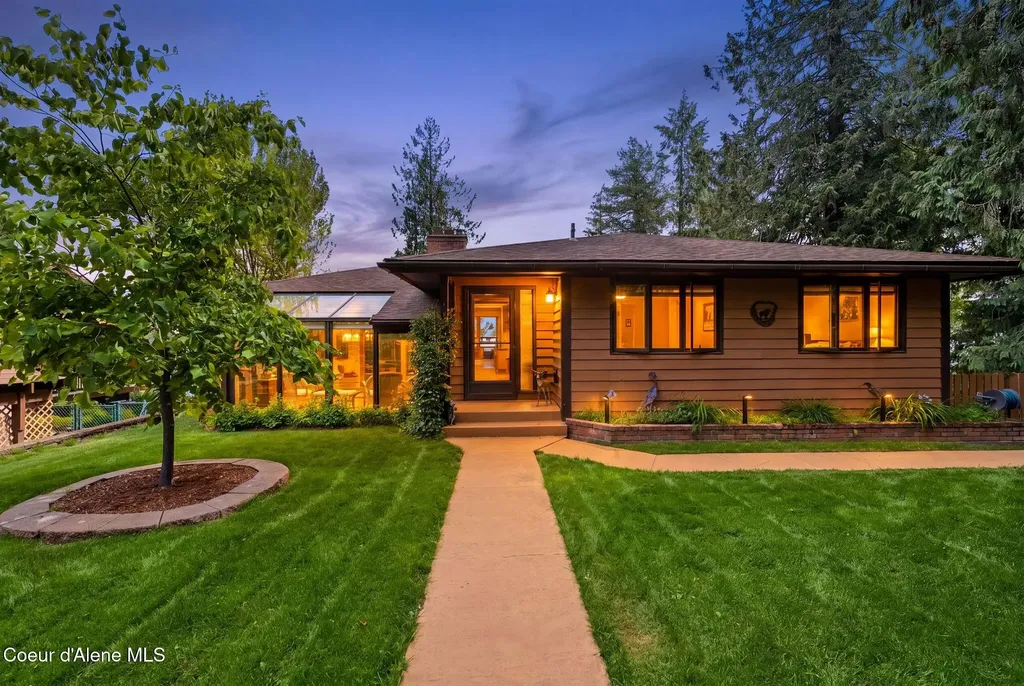 2583 Lakeshore Drive Sagle ID 83860