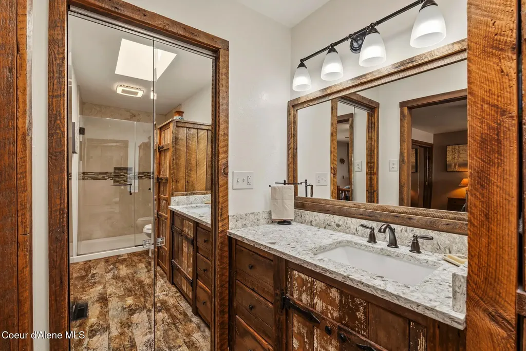 2583 Lakeshore Drive Sagle ID 83860