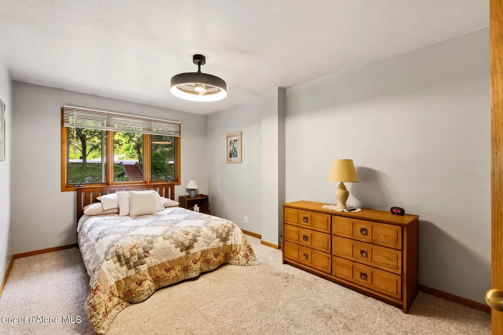 2583 Lakeshore Drive Sagle ID 83860
