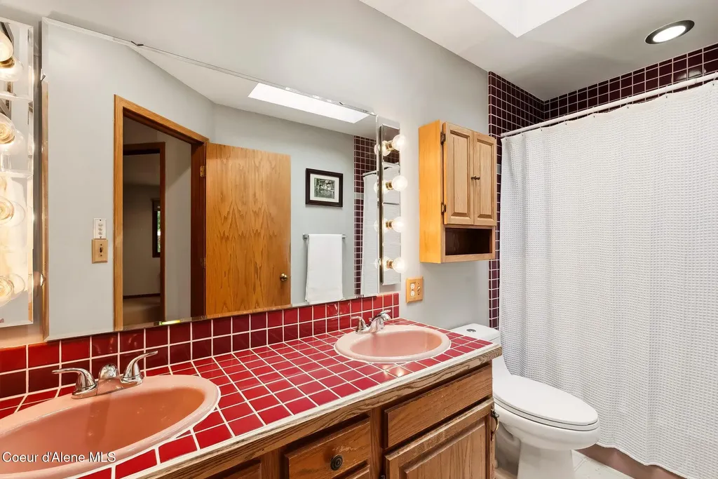 2583 Lakeshore Drive Sagle ID 83860
