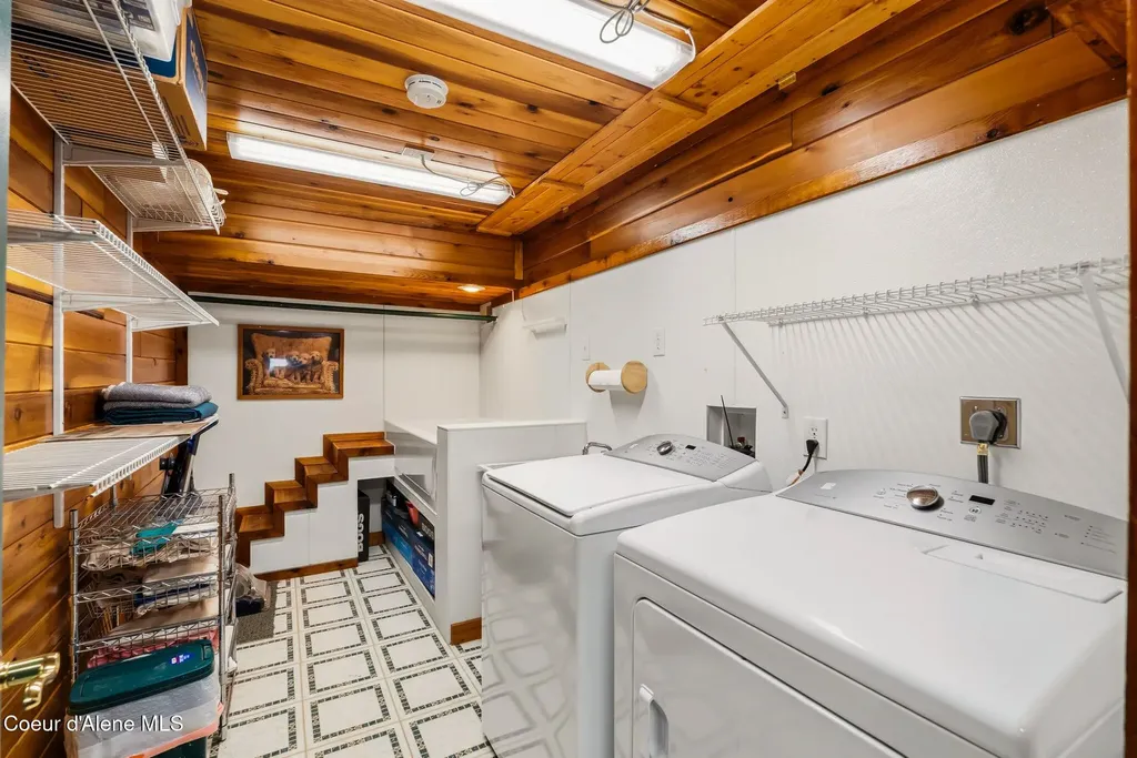 2583 Lakeshore Drive Sagle ID 83860