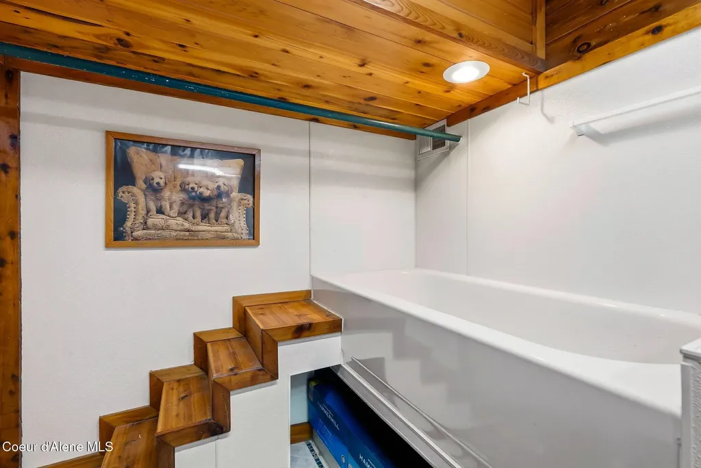 2583 Lakeshore Drive Sagle ID 83860