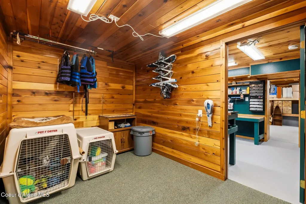 2583 Lakeshore Drive Sagle ID 83860