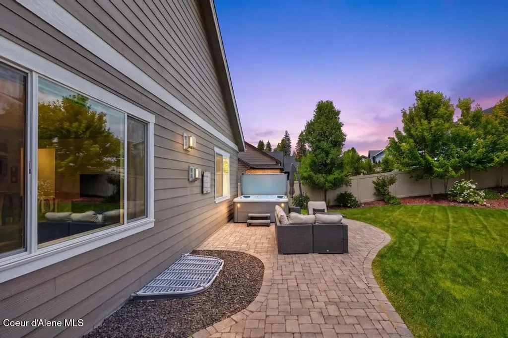 999 E Hurricane Drive Hayden ID 83835