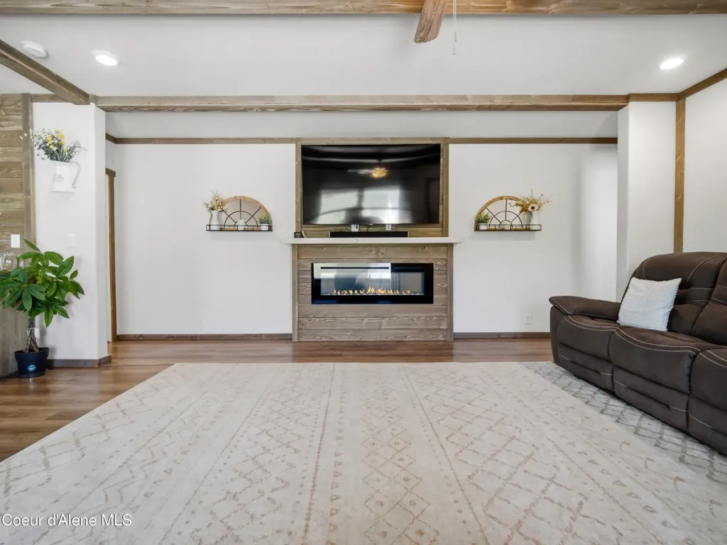 447 S Beaver Lake Road Athol ID 83801
