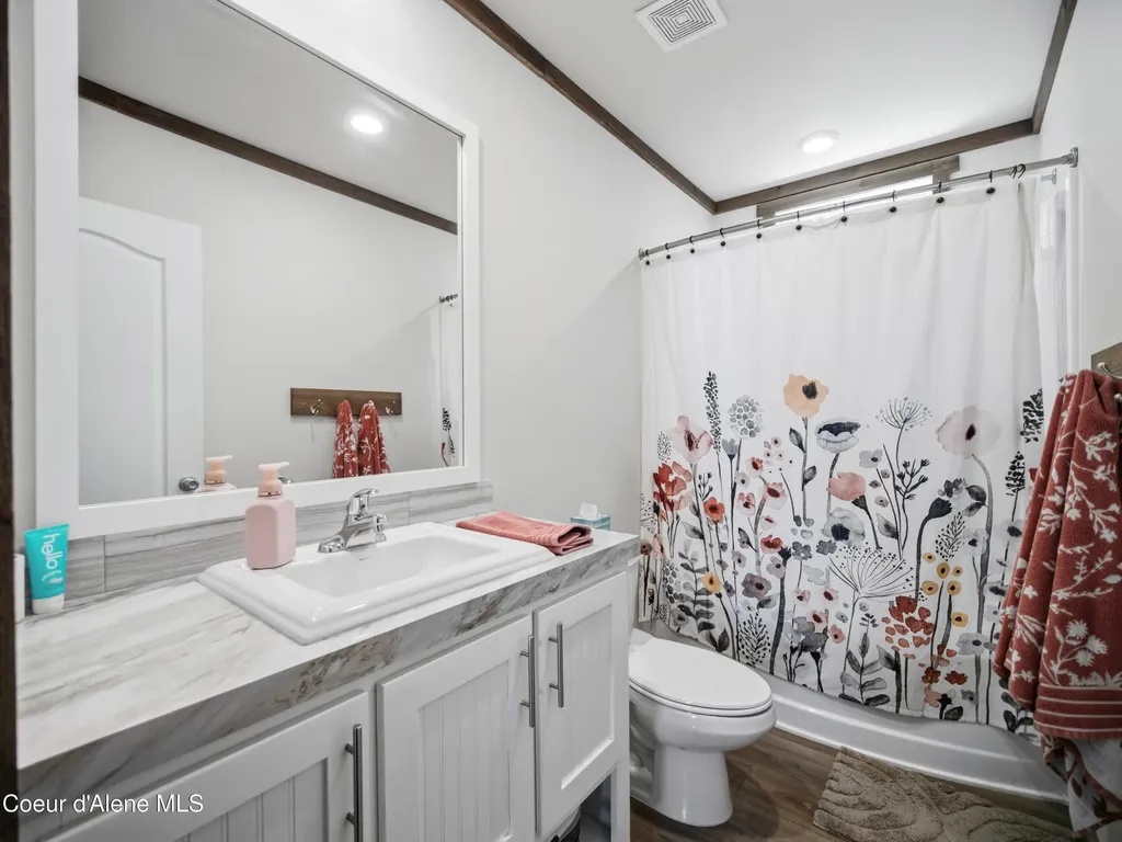 447 S Beaver Lake Road Athol ID 83801