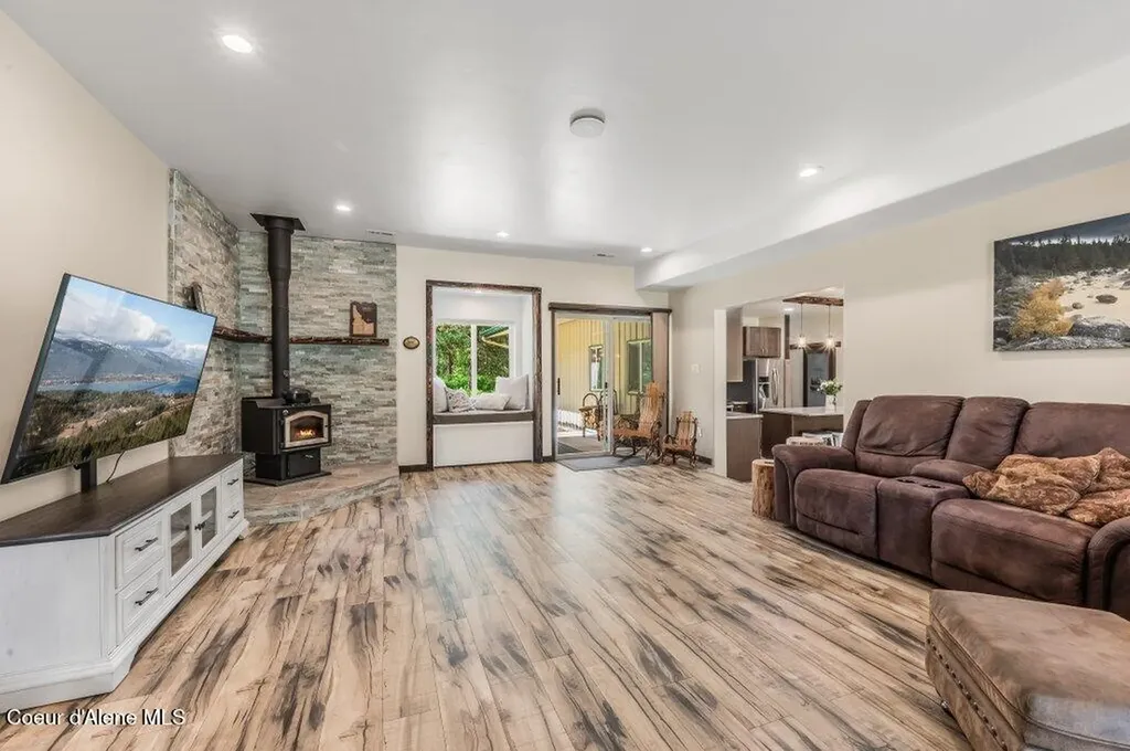 5525 W Coeur Dalene Drive Spirit Lake ID 83869