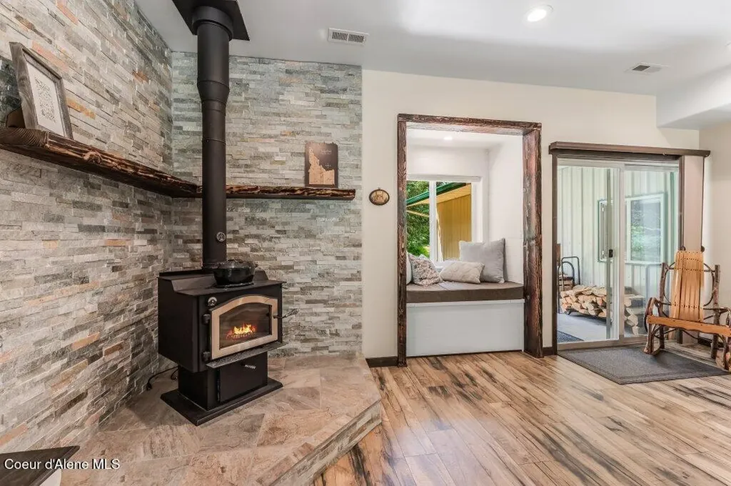 5525 W Coeur Dalene Drive Spirit Lake ID 83869