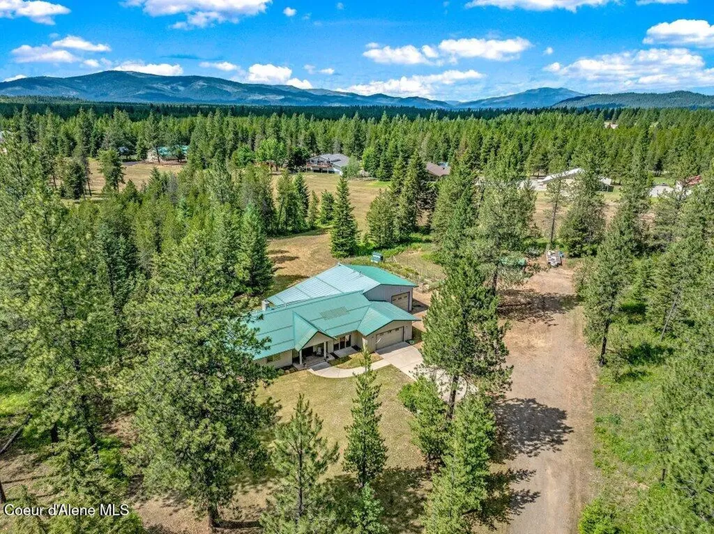 5525 W Coeur Dalene Drive Spirit Lake ID 83869