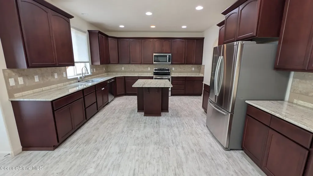 8683 N Salmonberry Loop Hayden ID 83835