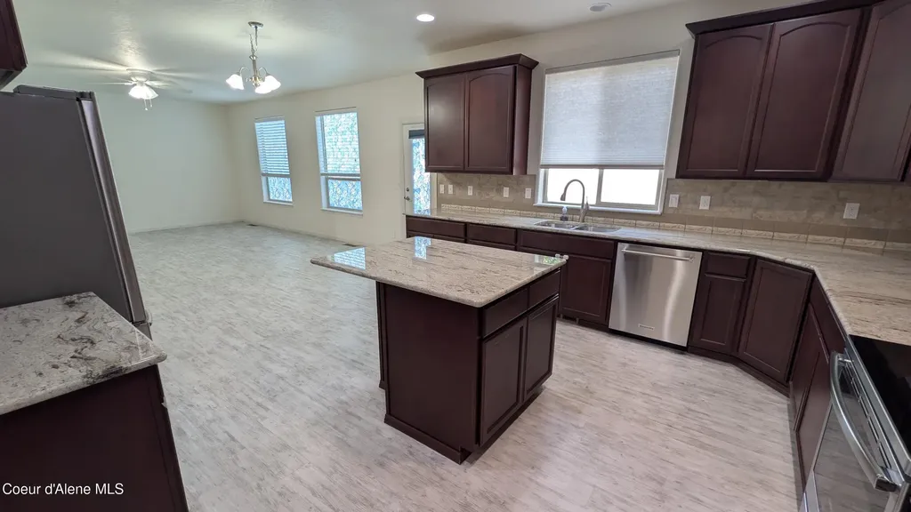 8683 N Salmonberry Loop Hayden ID 83835