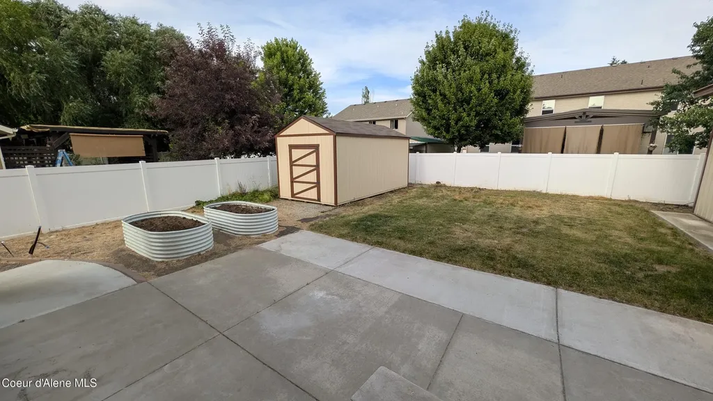 8683 N Salmonberry Loop Hayden ID 83835