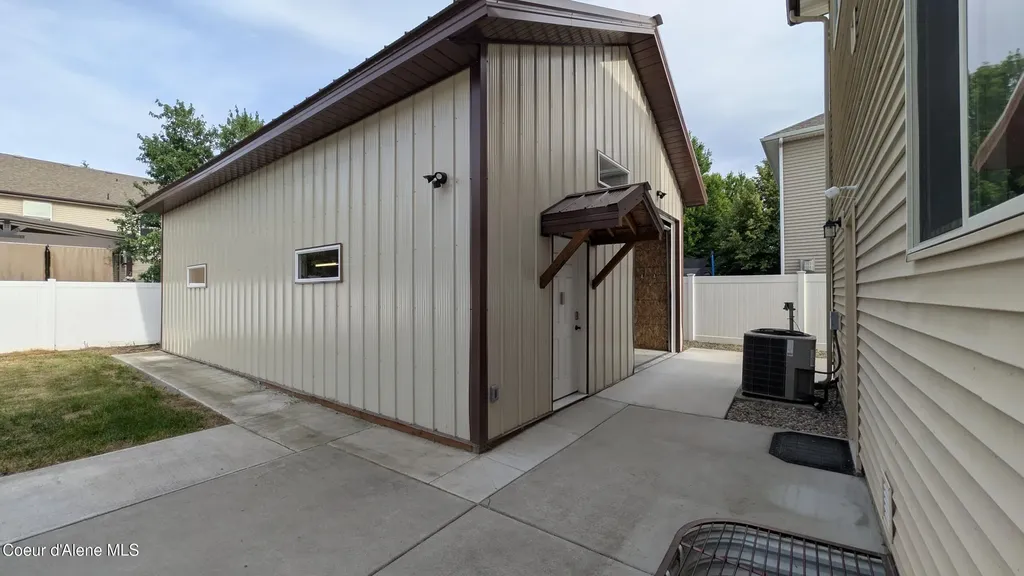 8683 N Salmonberry Loop Hayden ID 83835
