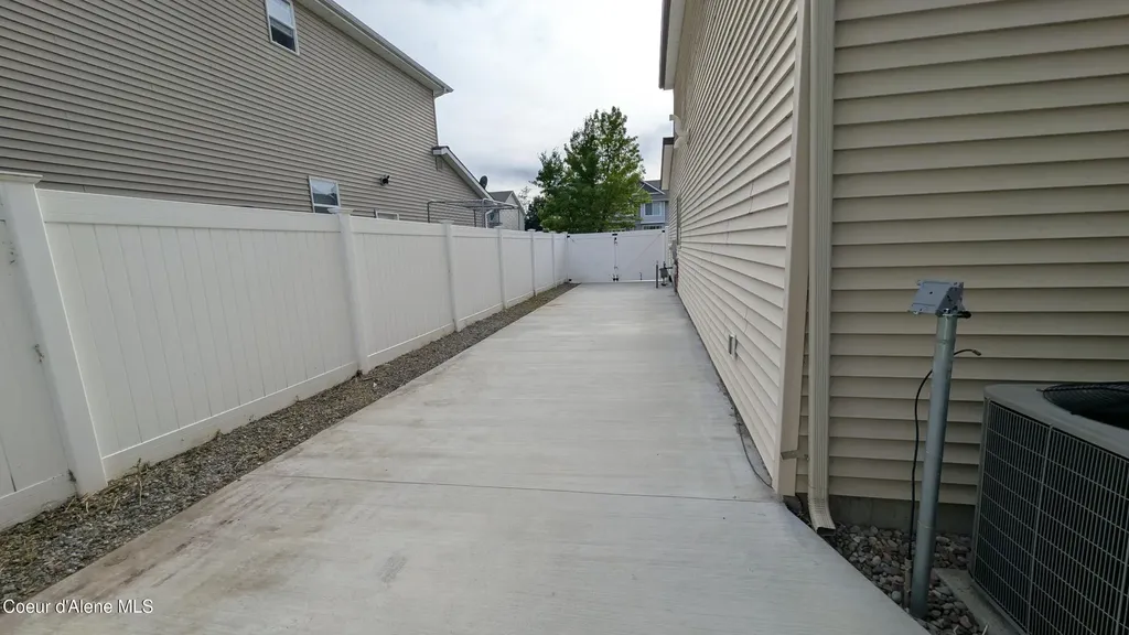 8683 N Salmonberry Loop Hayden ID 83835