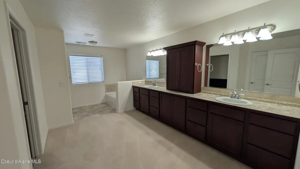 8683 N Salmonberry Loop Hayden ID 83835