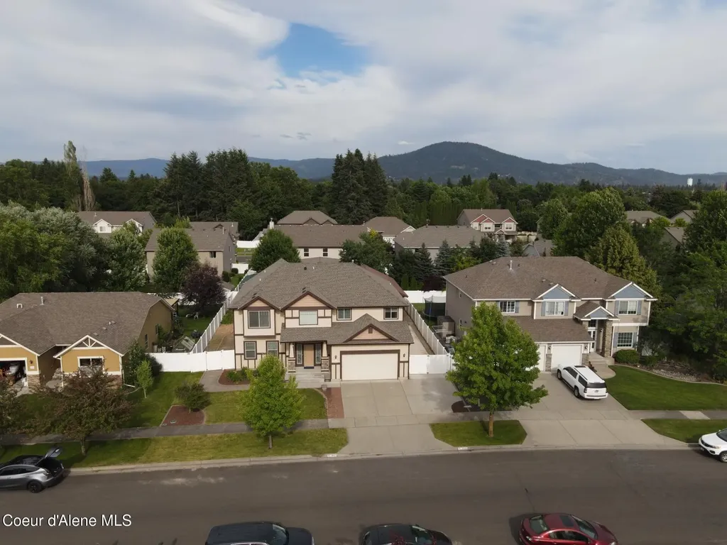 8683 N Salmonberry Loop Hayden ID 83835