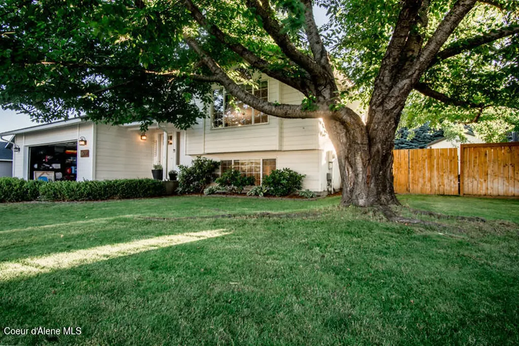 8579 N Cloverleaf Drive Hayden ID 83835