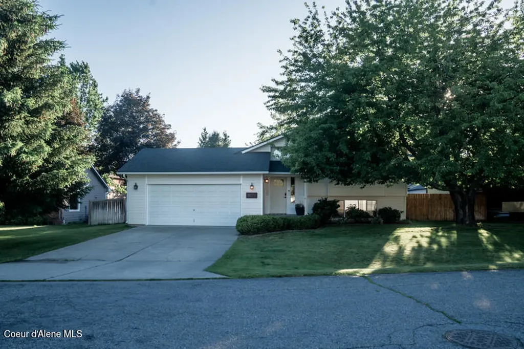 8579 N Cloverleaf Drive Hayden ID 83835