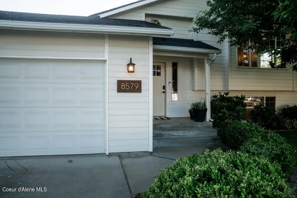 8579 N Cloverleaf Drive Hayden ID 83835