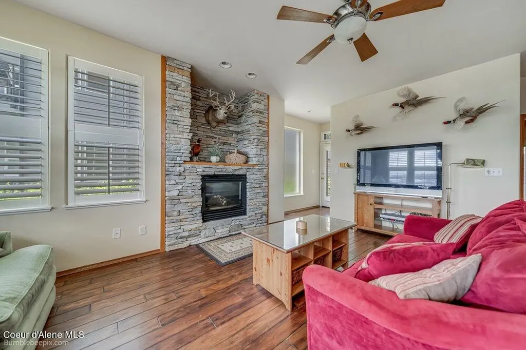 46700 E Highway 200 Hope ID 83836