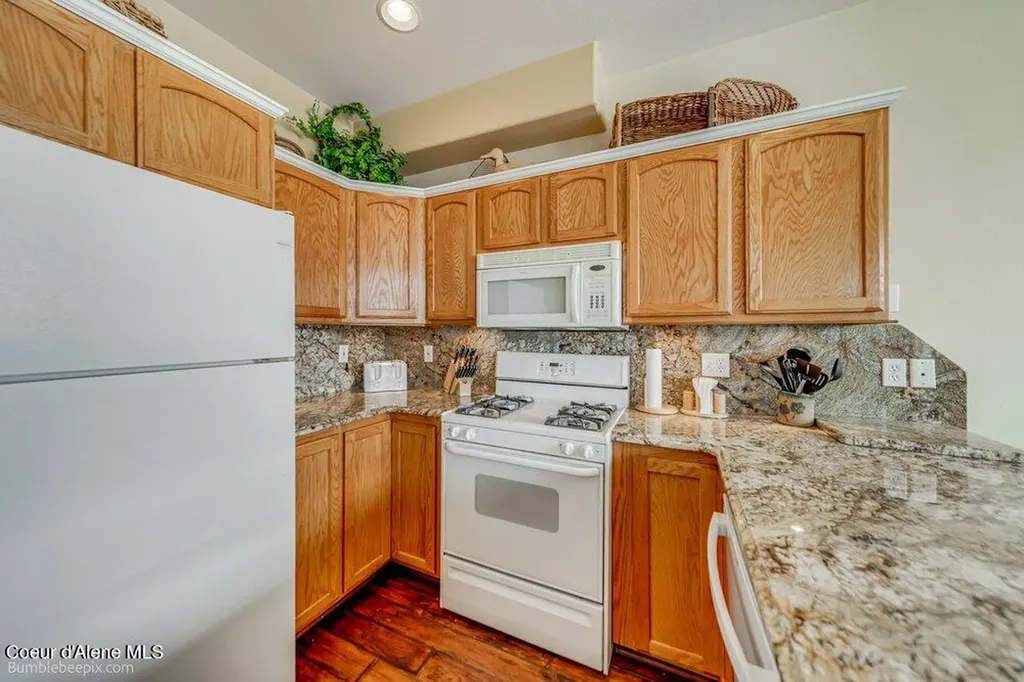 46700 E Highway 200 Hope ID 83836