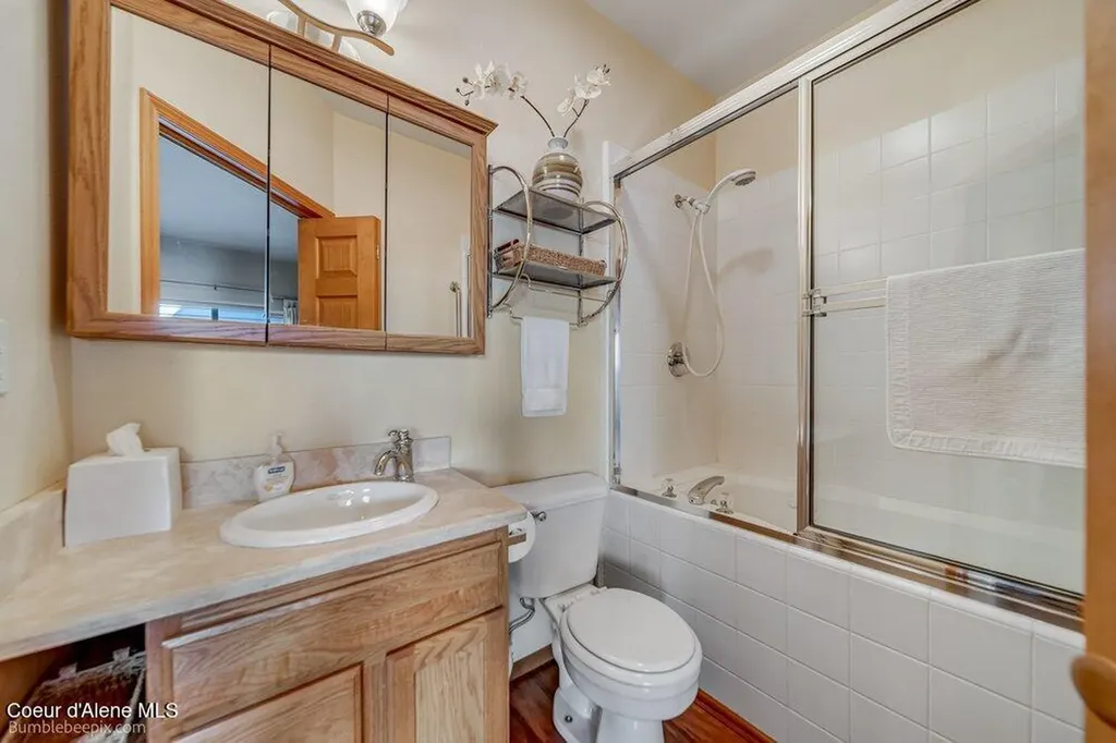 46700 E Highway 200 Hope ID 83836