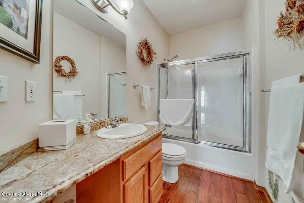 46700 E Highway 200 Hope ID 83836