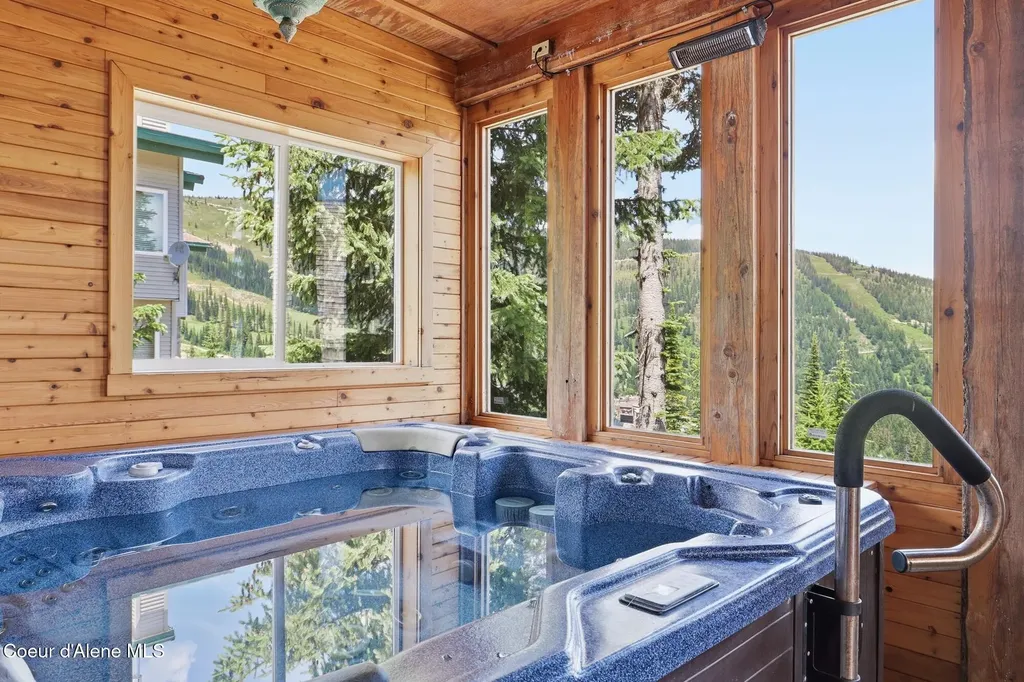 1018 Mogul Hill Road Sandpoint ID 83864