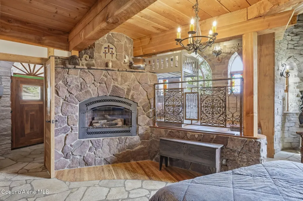1018 Mogul Hill Road Sandpoint ID 83864