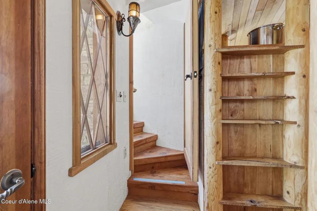 1018 Mogul Hill Road Sandpoint ID 83864