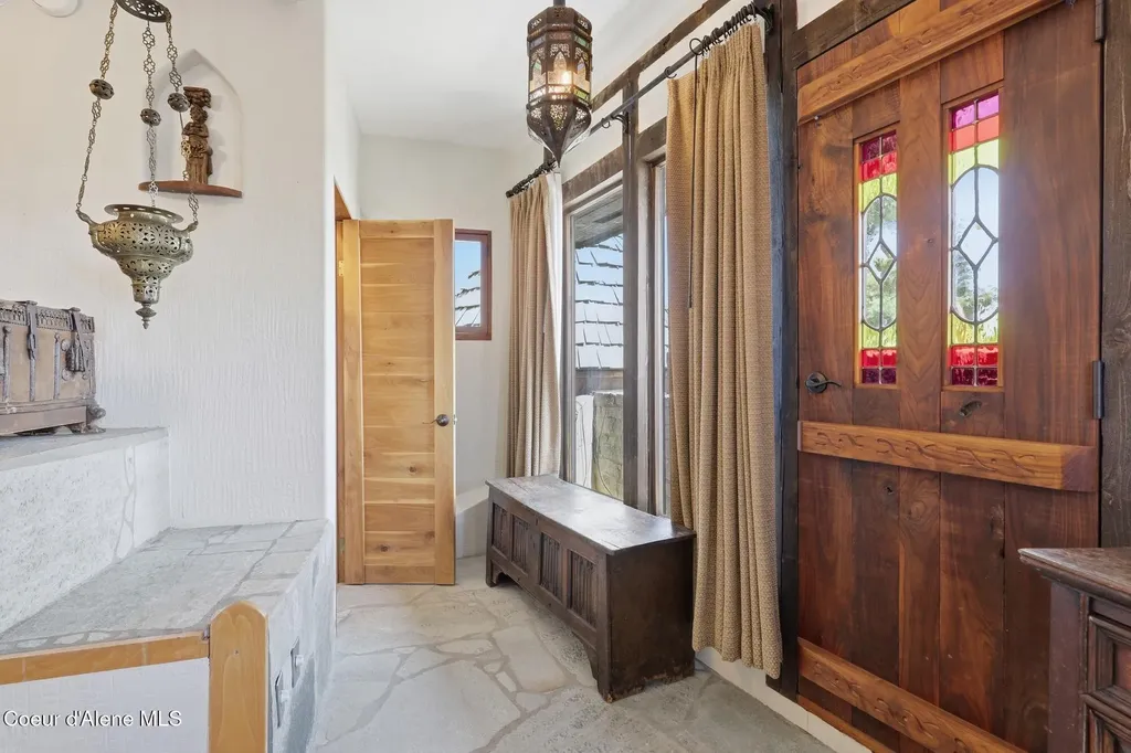 1018 Mogul Hill Road Sandpoint ID 83864