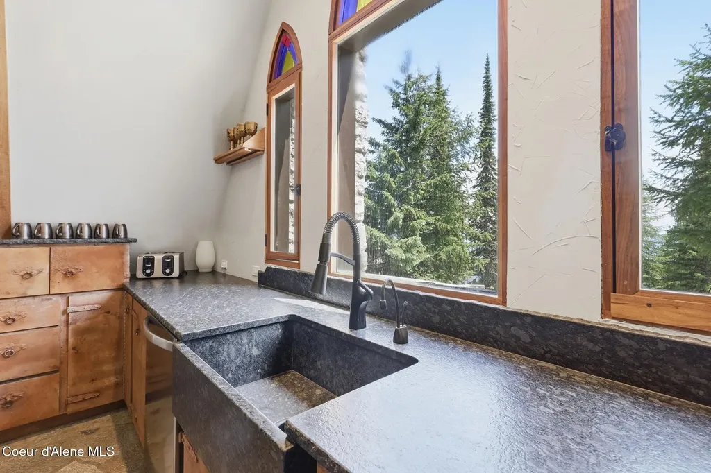 1018 Mogul Hill Road Sandpoint ID 83864