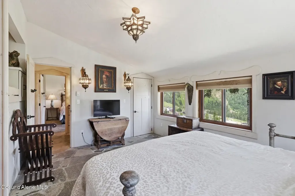 1018 Mogul Hill Road Sandpoint ID 83864