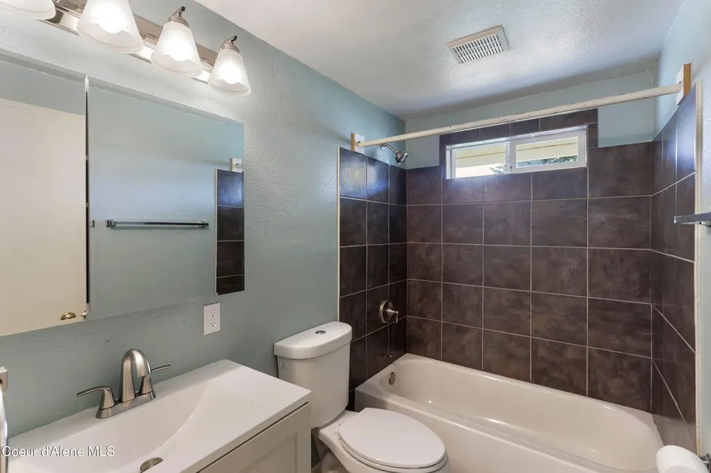 632 Roberson Way Sandpoint ID 83864