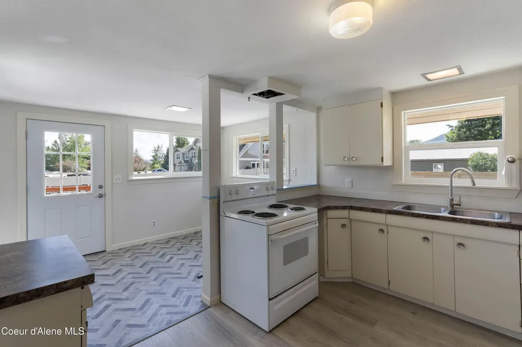 632 Roberson Way Sandpoint ID 83864