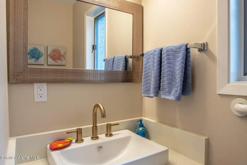 419 Campbell Point Road Laclede ID 83841